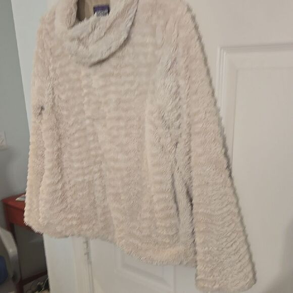 Patagonia Women's Cream Fleece Jacket - Picture 4 of 5